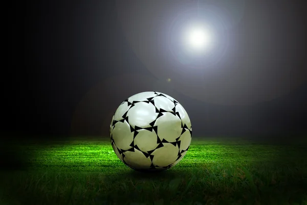 Ballon de football sur le terrain de stade avec lumière — Photo