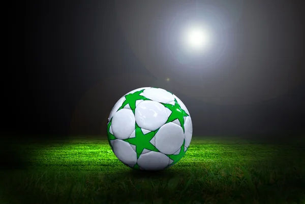 Fotbalový míč na hřišti stadionu se světlem — Stock fotografie