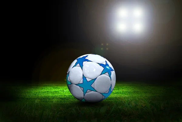 光のスタジアムのフィールド上にサッカー ボール — ストック写真