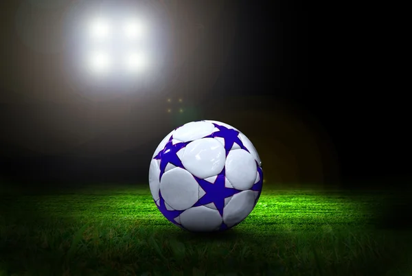 Футбольный мяч на поле стадиона со светом — стоковое фото