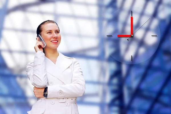 Glückliche Geschäftsfrau auf dem Hintergrund der Geschäftsarchitektur — Stockfoto
