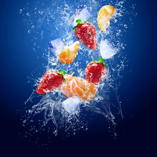 Gotas de água em torno de frutas no fundo azul — Fotografia de Stock