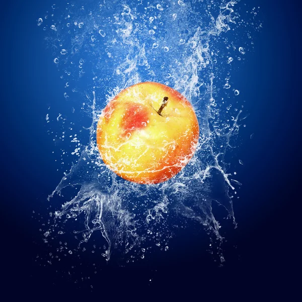 Wassertropfen um den Apfel auf blauem Hintergrund — Stockfoto