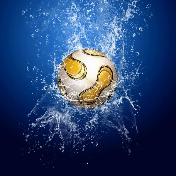 Vatten droppar runt fotbollen under vatten på blå bakgrund — Stockfoto