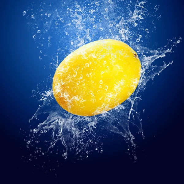 Kapky vody kolem ovoce na modrém pozadí — Stock fotografie