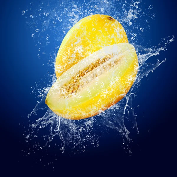 Water drops rond vruchten op blauwe achtergrond — Stockfoto