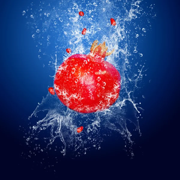 Water drops rond rood fruit op blauwe achtergrond — Stockfoto