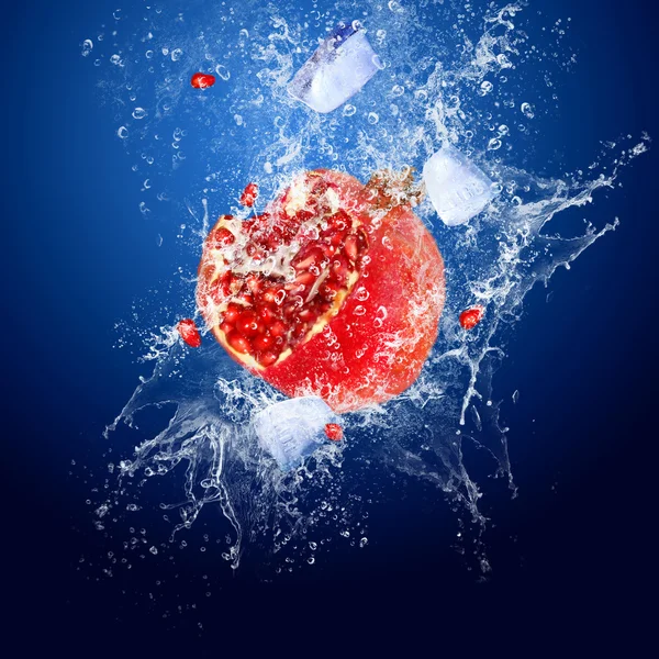 Gotas de agua alrededor de fruta roja y hielo sobre fondo azul — Foto de Stock