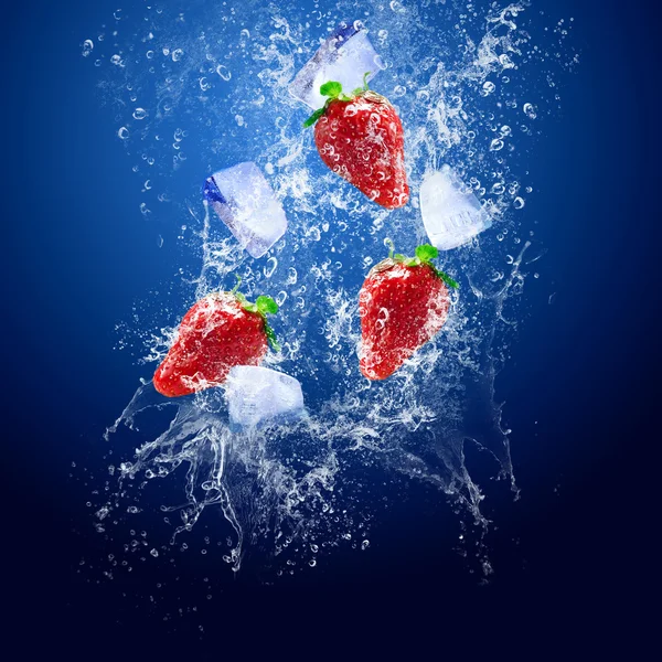 Gotas de agua alrededor de fresa y hielo sobre fondo azul —  Fotos de Stock