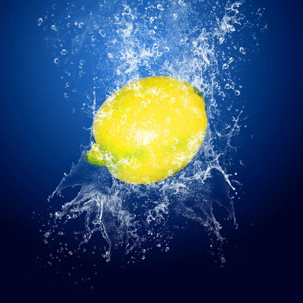 Kapky vody kolem citron na modrém pozadí — Stock fotografie