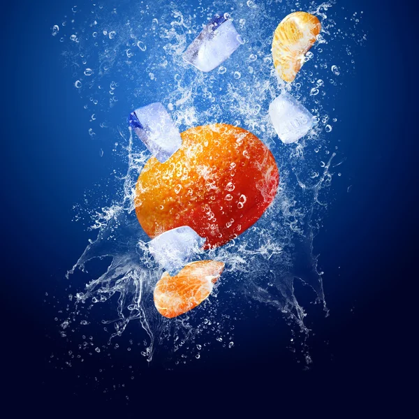 Wassertropfen um Mandarine und Eis auf blauem Hintergrund — Stockfoto