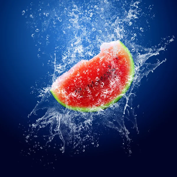 Wassertropfen um Wassermelone auf blauem Hintergrund — Stockfoto