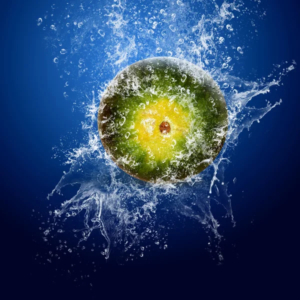 Kapky vody kolem melounu na modrém pozadí — Stock fotografie