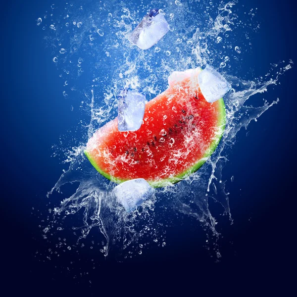 Vatten droppar runt vattenmelon på blå bakgrund — Stockfoto