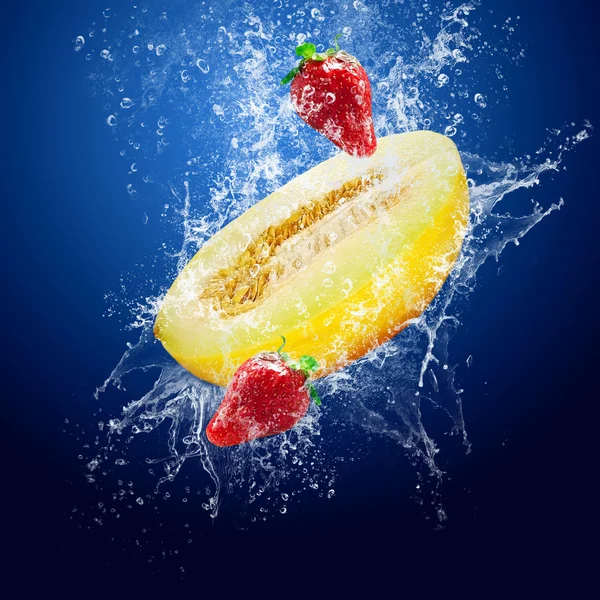 Gotas de água em torno de frutas no fundo azul — Fotografia de Stock