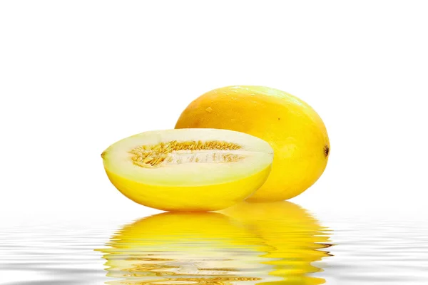 Magnifique melon jaune isolé sur fond blanc — Photo