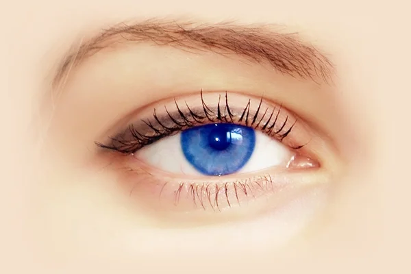 Прекрасный женский голубой глаз. Макросъемка — стоковое фото