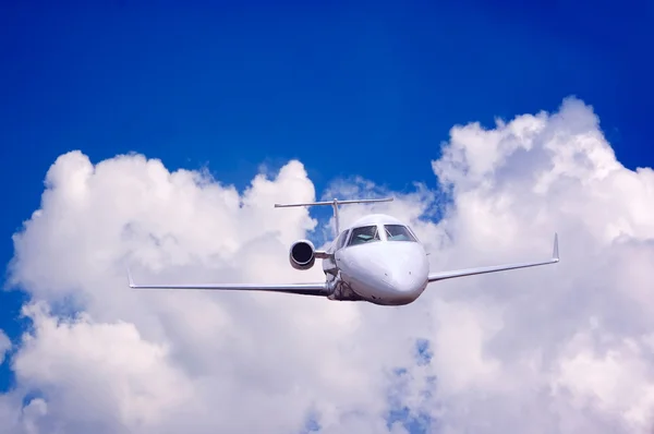 Vliegtuig op vlieg op de hemel — Stockfoto