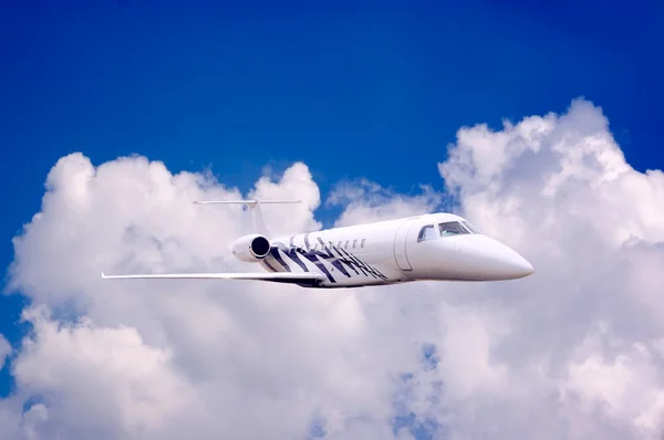 Самолет летит по небу — стоковое фото