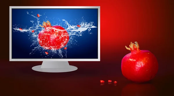 Frutas frescas en agua en monitor lcd — Foto de Stock