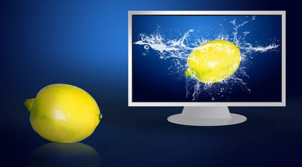 Frisches Obst in Wasser auf LCD-Monitor — Stockfoto