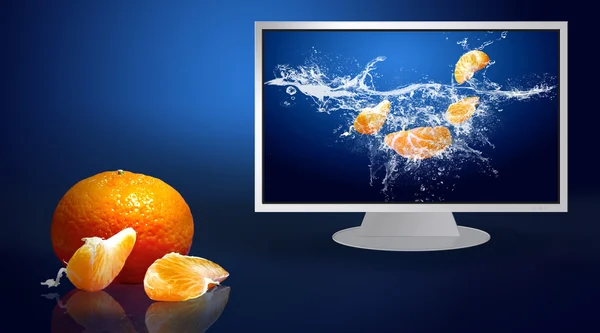 Свіжі фрукти у воді на РК-моніторі — стокове фото