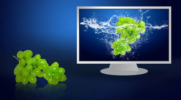 Lcd ekran üzerinde su taze meyve — Stok fotoğraf
