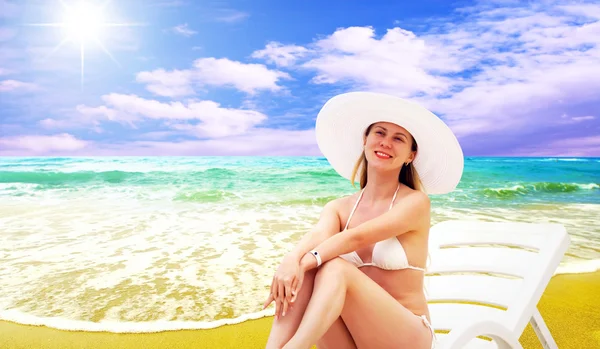 Jonge mooie vrouwen op het zonnige tropisch strand in witte bikin — Stockfoto