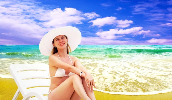 Unga vackra kvinnor på soliga tropiska stranden i vit bikini — Stockfoto