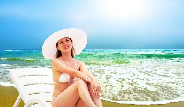 Mladé krásné ženy na slunném tropické pláži v bílých bikin — Stock fotografie