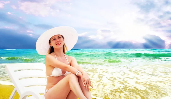 흰색 만큼의 밝은 열 대 해변에 아름 다운 젊은 여성 — 스톡 사진