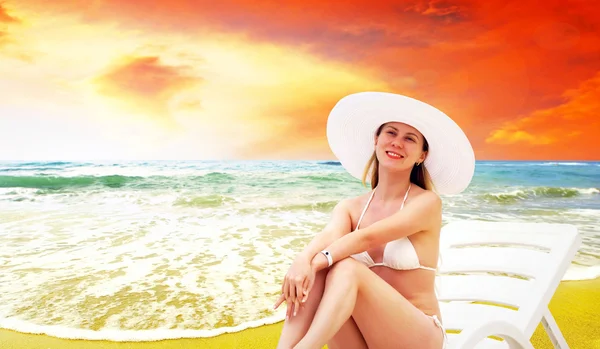 美しいビーチで若い女性、日当たりの良い熱帯白いビキンで — ストック写真
