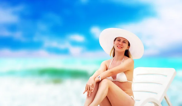 Unge, vakre kvinner på den solrike, tropiske stranden i hvit bikin. – stockfoto