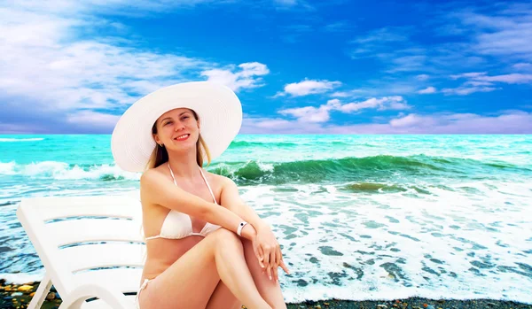 Молодые красивые женщины на солнечном тропическом пляже в белом велосипеде — стоковое фото