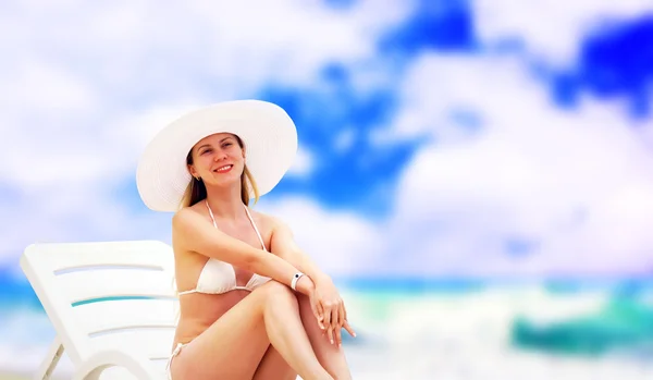 Jovens mulheres bonitas na praia tropical ensolarada em bikin branco — Fotografia de Stock