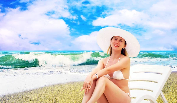 Güneşli tropik kumsalda beyaz bikin, genç güzel kadın — Stok fotoğraf