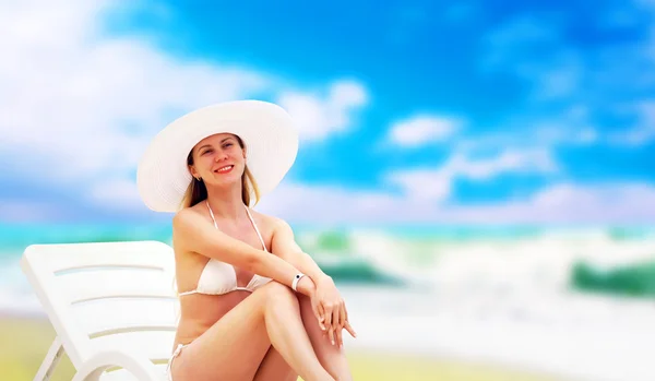 美しいビーチで若い女性、日当たりの良い熱帯白いビキンで — ストック写真