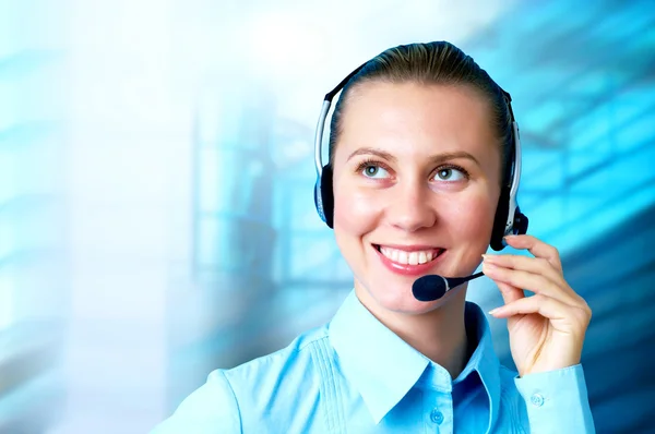 Glück Geschäftsfrau sprechen mit Kopfhörern auf Unschärfe Geschäftsbogen — Stockfoto