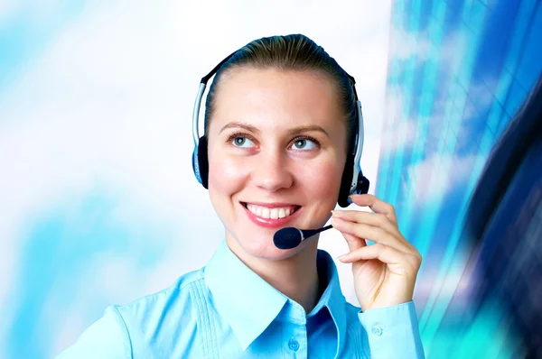 Felicidade empresária falar em fones de ouvido no arco de negócios borrão — Fotografia de Stock