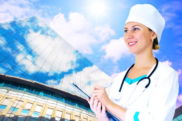 Lächelnder Arzt mit Stethoskop auf dem Krankenhausrücken — Stockfoto