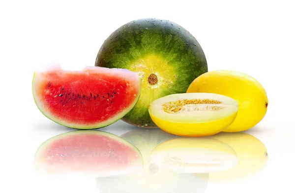 Schöne isolierte Wassermelone und gelbe Melone auf weißem Hintergrund — Stockfoto