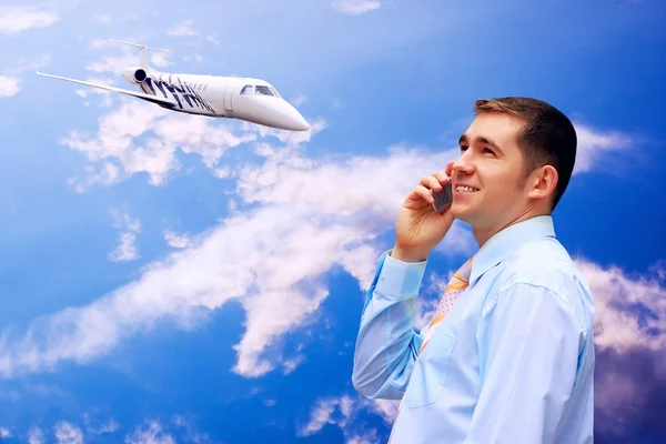 Podnikatel na pozadí oblohy — Stock fotografie