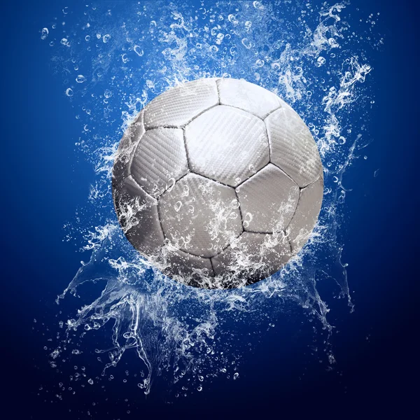 Gotas em torno de bola de futebol debaixo d 'água — Fotografia de Stock