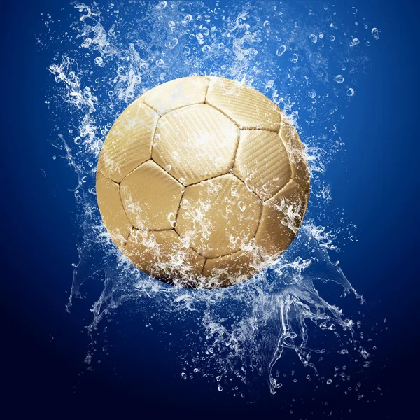 Tropfen um Fußballball unter Wasser — Stockfoto