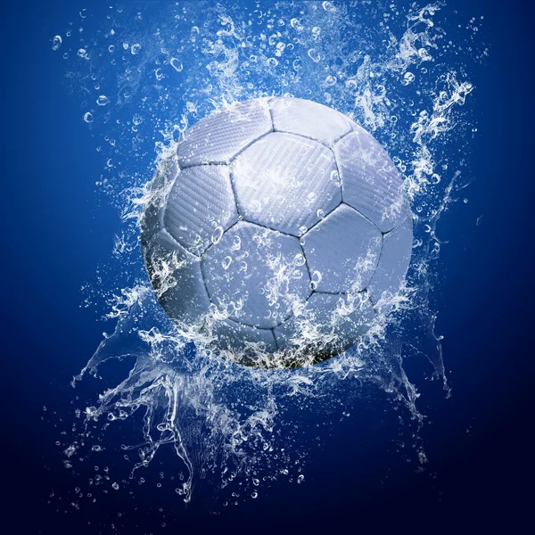Бросает футбольный мяч под воду — стоковое фото