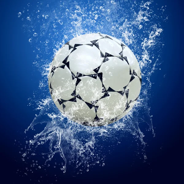 Σταγόνες γύρω από μπάλα ποδοσφαίρου κάτω από το νερό — Φωτογραφία Αρχείου