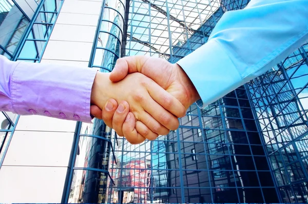 Пожатие рук двум бизнесменам — стоковое фото