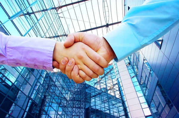 Dando la mano a dos negocios —  Fotos de Stock