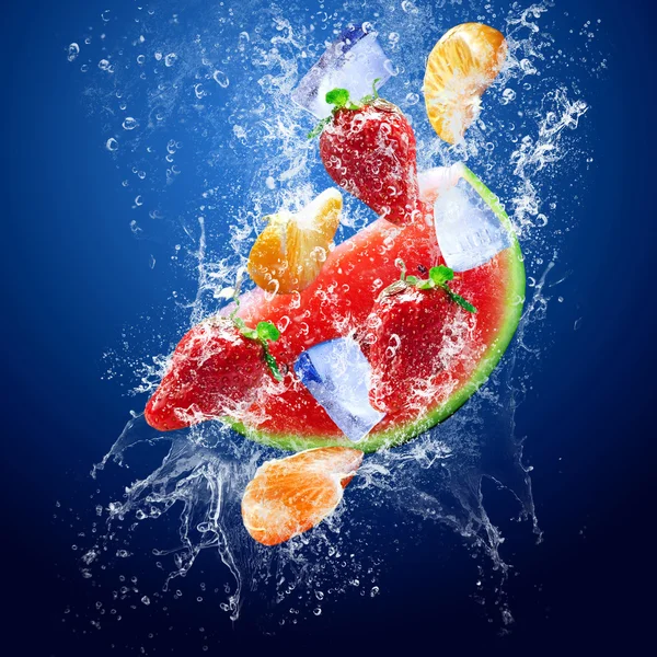 DROPS rond fruit onder water — Stockfoto