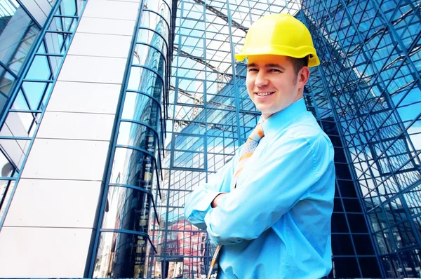Jonge architect dragen van een beschermende helm staande op de buil — Stockfoto